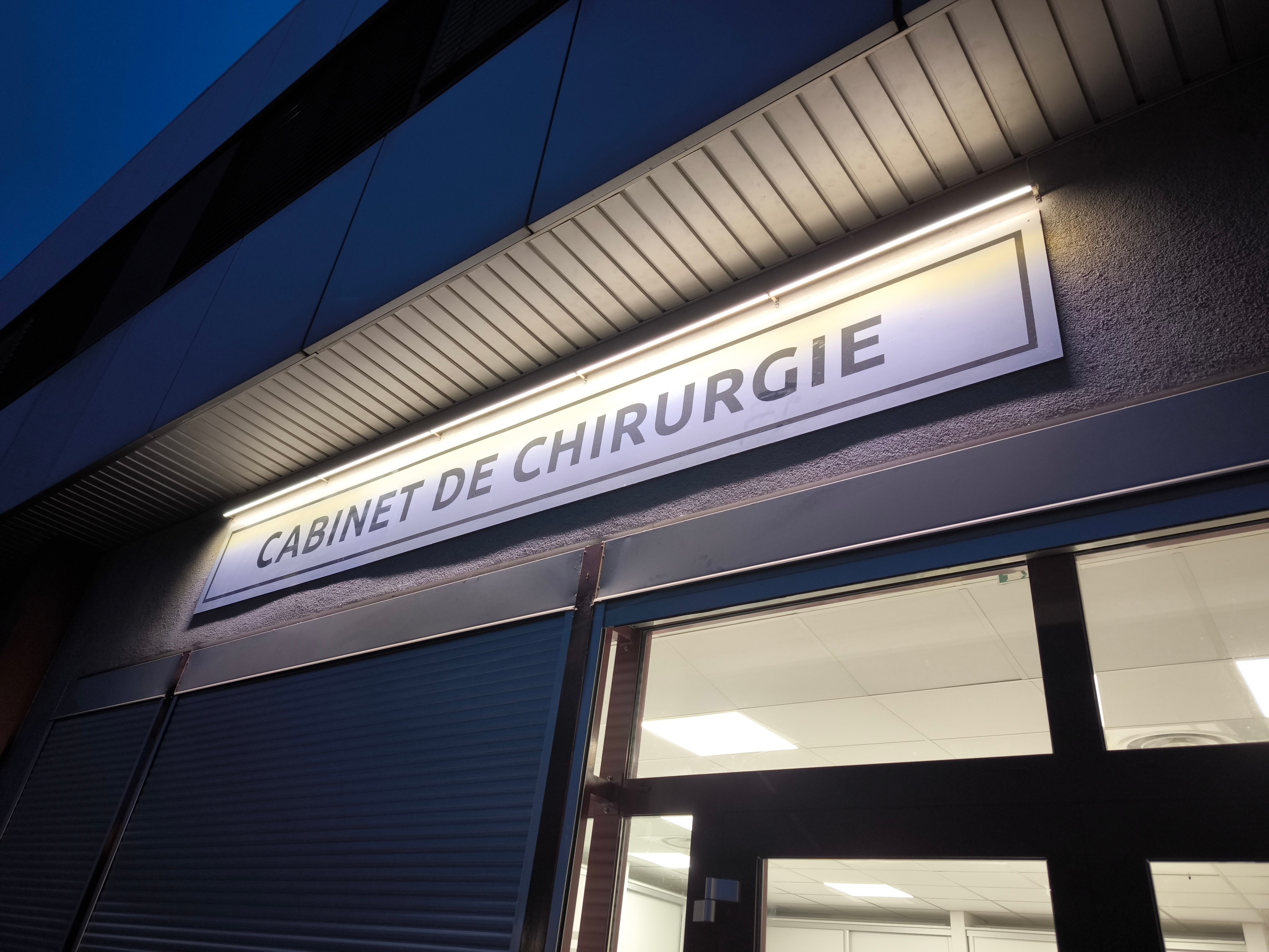 Installation d'éclairage LED étanche sur enseigne