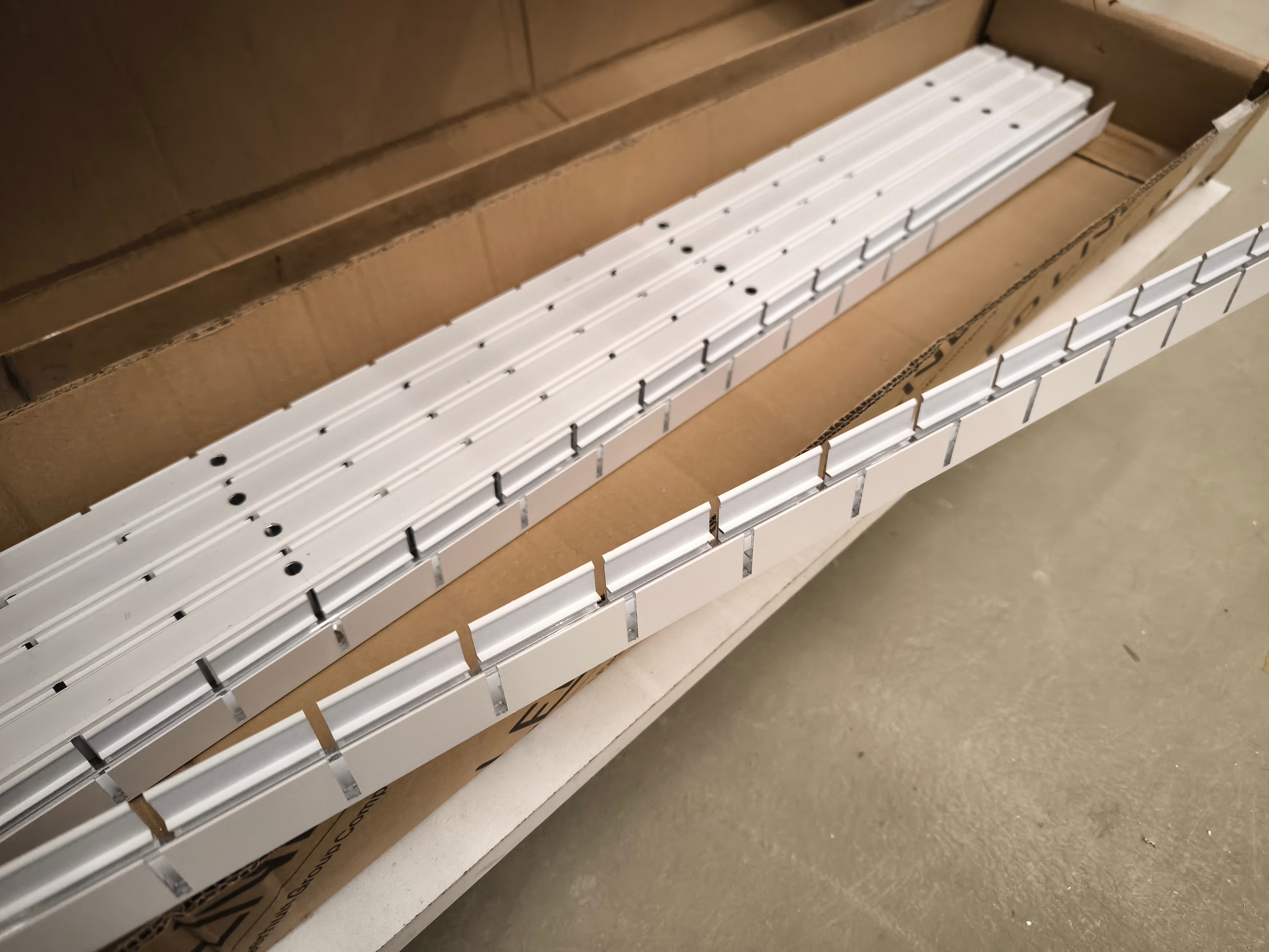 Cisaillement de profilés aluminium pour cintrage manuel pour l'installateur