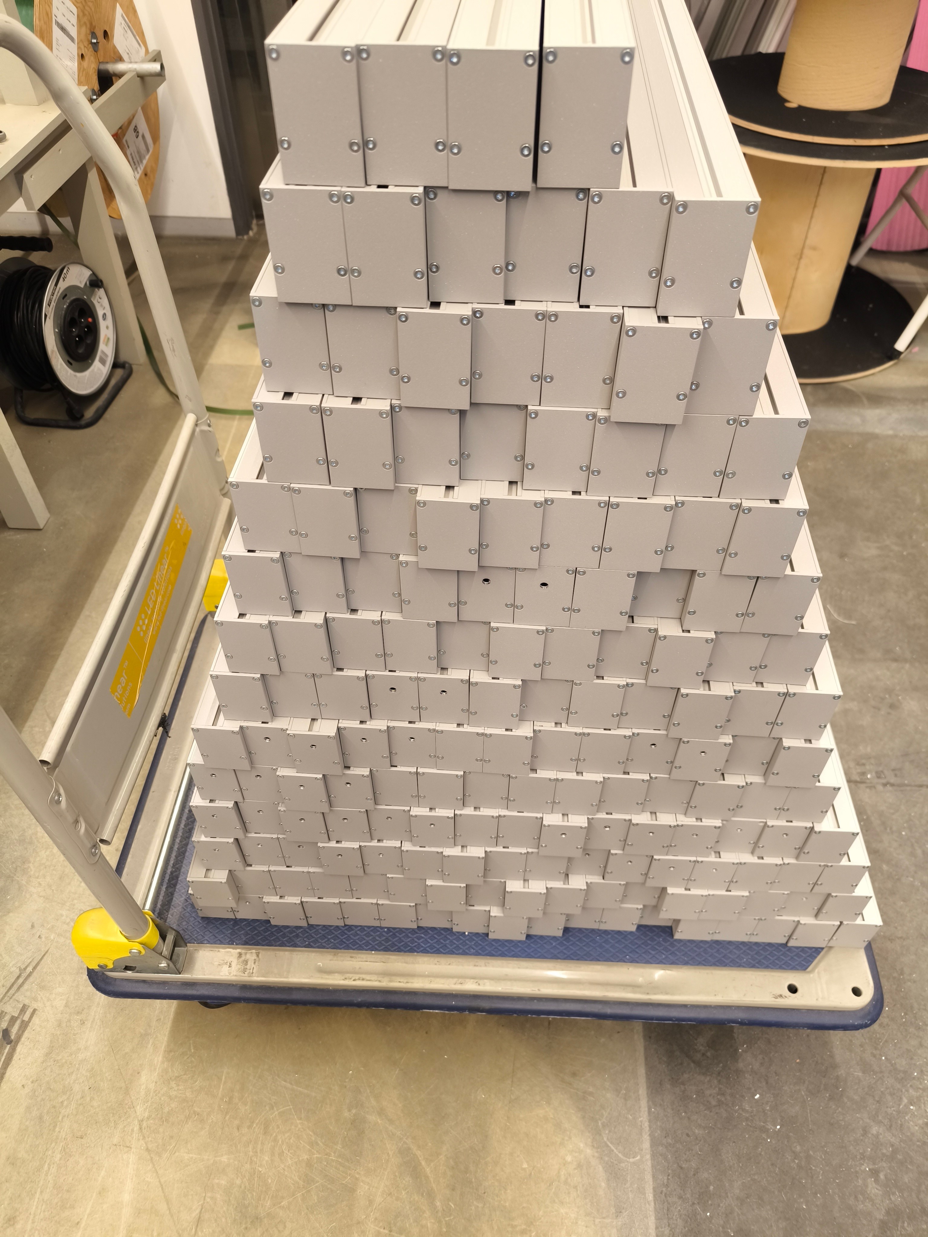 Usinage de profilé aluminium pour intégration en cloison creuse