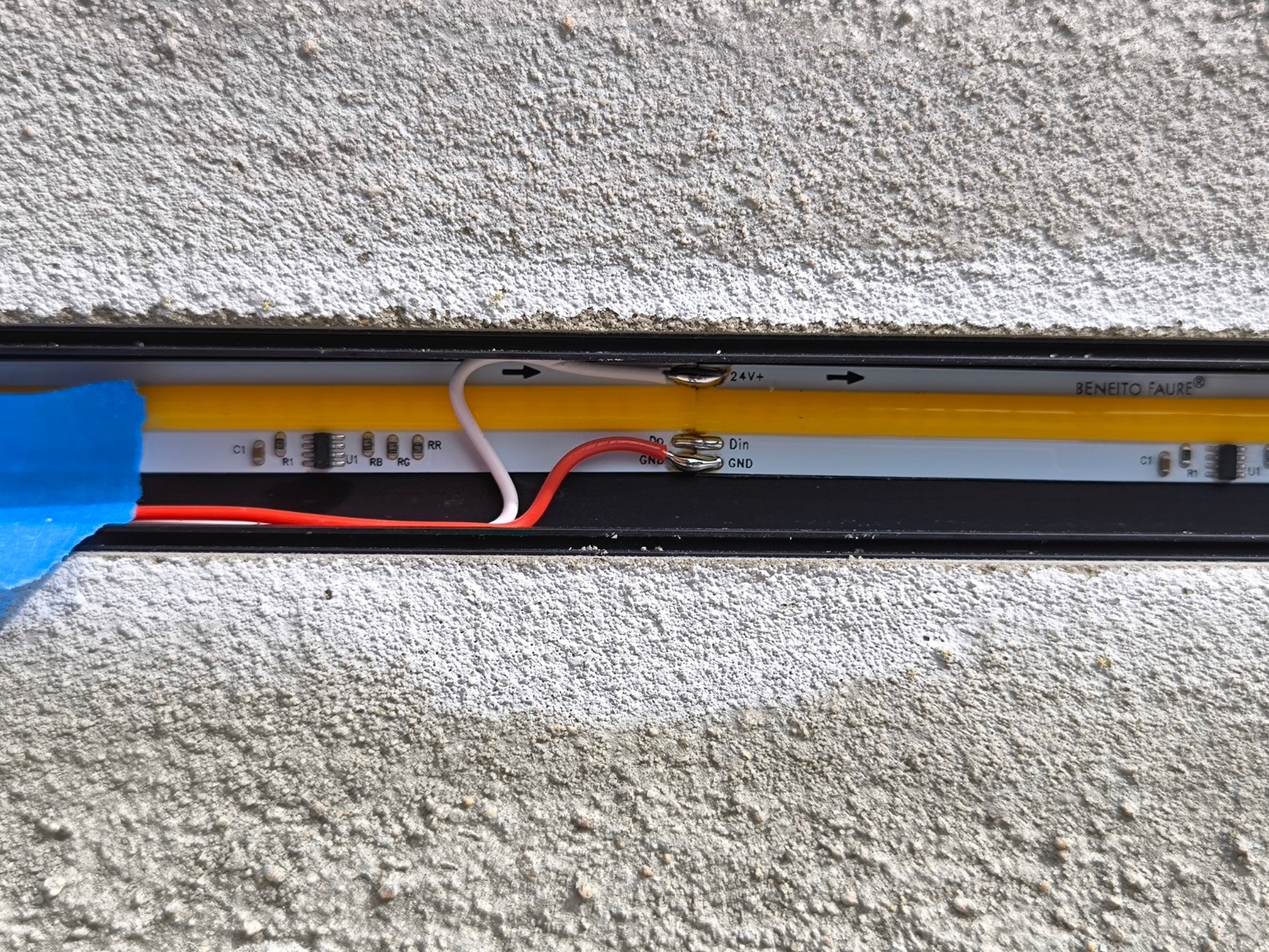 Installation de bande LED intégré dans un mur béton.